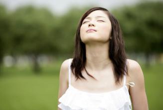 打嗝怎么办 解决打嗝不止的小偏方