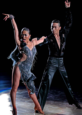 拉丁舞 性感诱人的拉丁舞让你美臀又瘦身