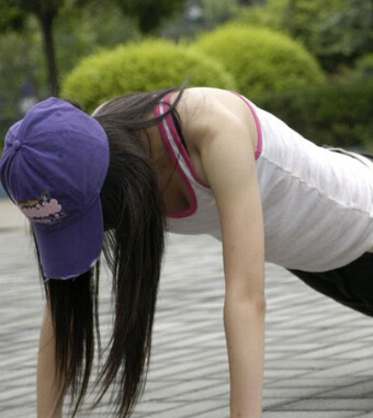 俯卧撑的正确做法 女生做俯卧撑的好处