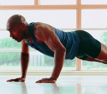 男人练出好身材 想练胸肌俯卧撑来帮你