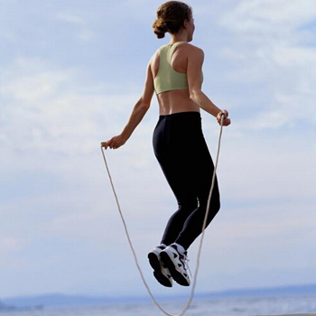 跳绳的好处  女人跳绳运动可抗衰老