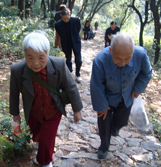 老年人养生 老年人爬山需要注意的事项