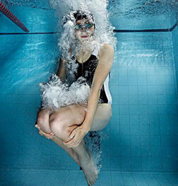 游泳技巧 做好准备防止游泳时腿抽筋