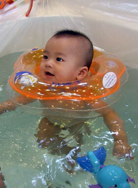 婴儿游泳 冬季婴儿游泳的好处与注意事项