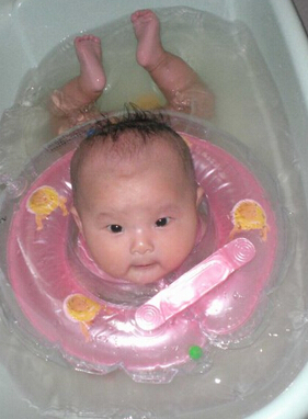 婴儿游泳 冬季婴儿游泳的好处与注意事项