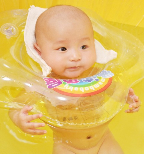 婴儿游泳的好处 婴儿学游泳的好处