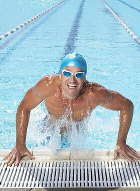 健身运动 游泳是夏季最佳健身运动