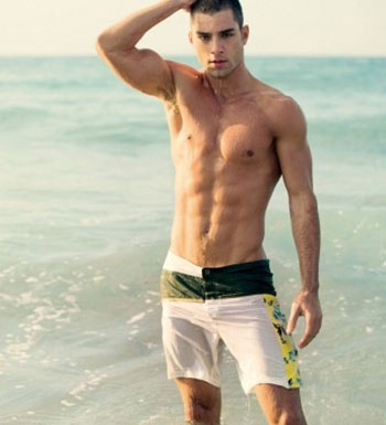 如何在泳池一展风采  挑对泳衣是关键