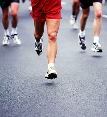 运动前热身有讲究 跑步前不宜压腿热身