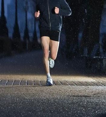 晚上跑步要穿得鲜艳些 晚上跑步的注意事项