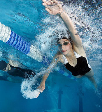 游泳各种动作解析 新手学游泳的技巧要领