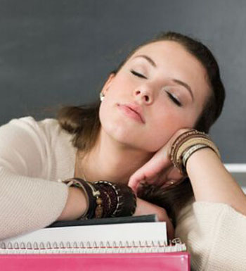 白领午休注意 趴在桌子午睡的八个坏处