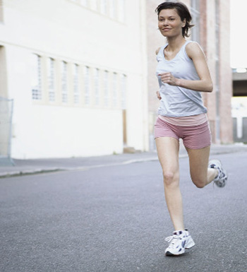 长跑的注意事项  不宜马上喝水降温