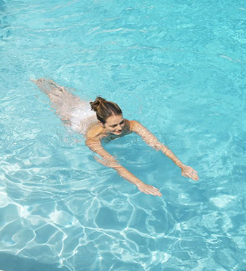 秋季游泳的好处  补钙又美容