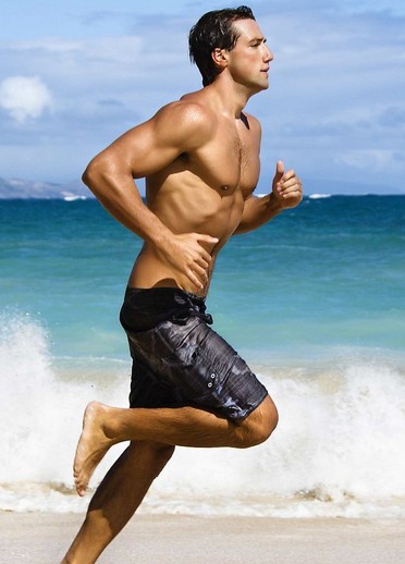 如何养生 在沙滩上慢跑更加养生