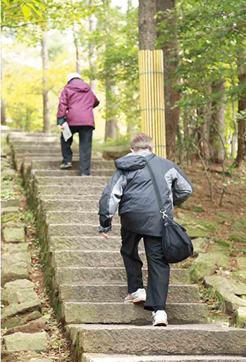 有氧运动养生 中老年爬山需要哪些注意事项呢