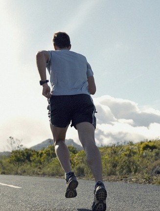 如何养生 在沙滩上慢跑更加养生