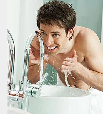 男人夜间如何护肤 教你4招男人夜间护肤方法