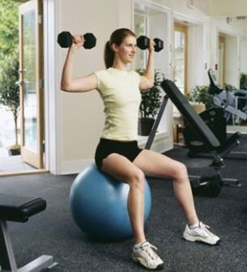 坐无坐姿 当心不良坐姿影响你胸部健康