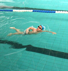 游泳的技巧 游泳前有四宝预防抽筋