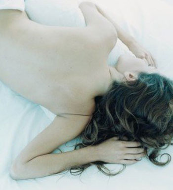 女性裸睡不仅促进血液循环 也能美容减肥