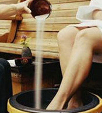 男性盐水泡脚好处多 补肾清洁除脚气