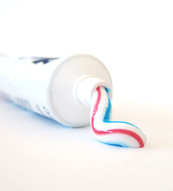 出门在外如何妙用牙膏 牙膏的多功能用途