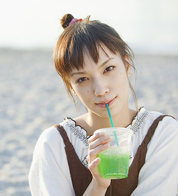 养生常识 夏季天热只喝饮料不喝水小心结石