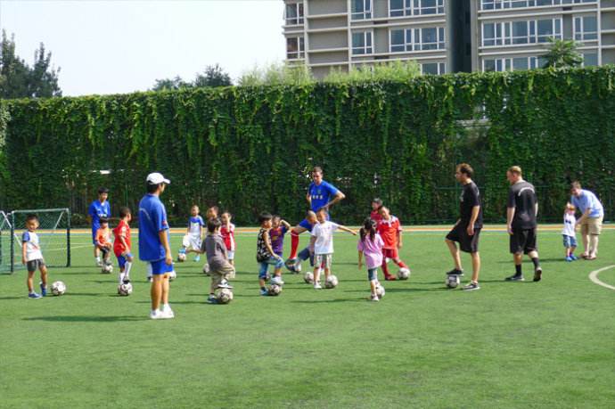 这些踢足球技巧你都知道吗