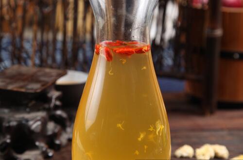 枸杞泡水喝的功效      清肝明目美容美颜