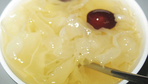 银耳红枣汤的功效 银耳红枣汤的做法有哪些