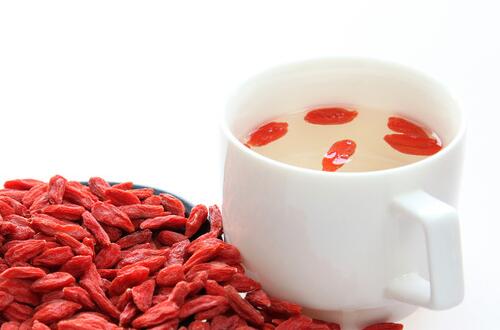 枸杞泡水喝的功效      清肝明目美容美颜