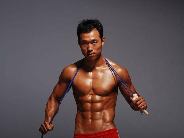 男性力量的特征 练肌肉