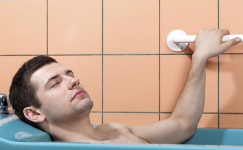 男性阴囊潮湿的症状及阴囊潮湿怎么治疗护理