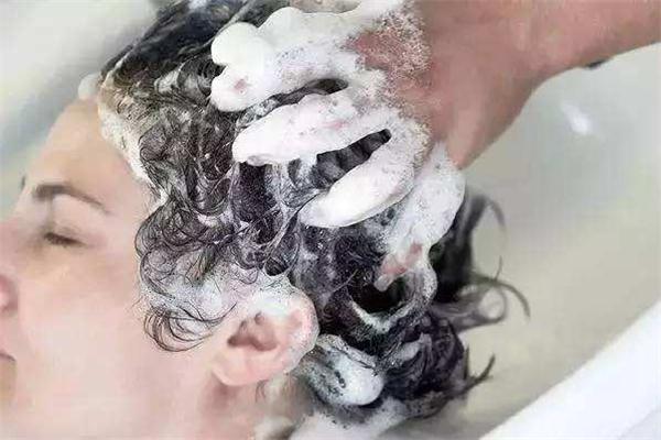 晚上洗头好吗 晚上洗头有什么坏处