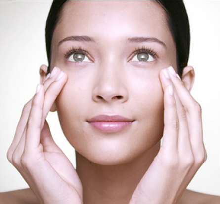 日常生活中怎样消除眼袋呢