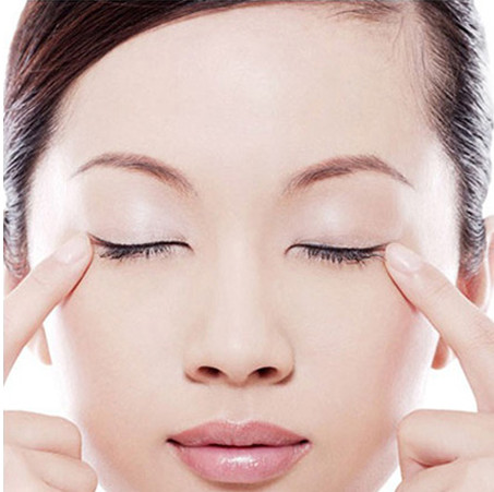 女性朋友关注怎么去除眼下皱纹的问题