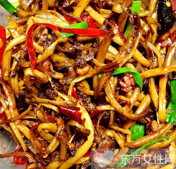 干煸茶树菇的家常做法 茶树菇不仅健脾止泻还能抗衰老