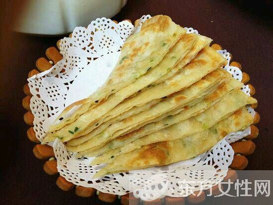 葱油饼的家常做法 吃葱油饼上火吗
