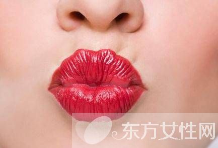 嘴唇干裂脱皮怎么办 嘴唇干裂脱皮是什么原因