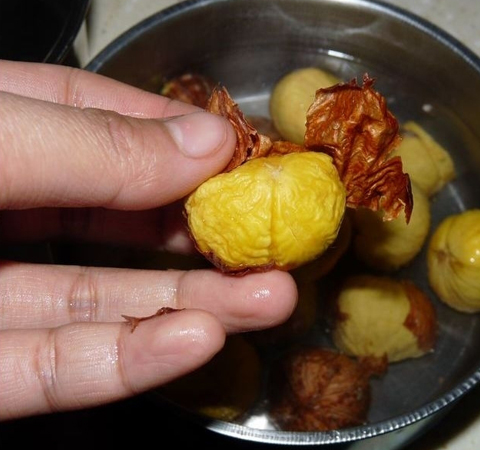 秋季吃板栗能健肾补脾 教你怎么栗子去皮