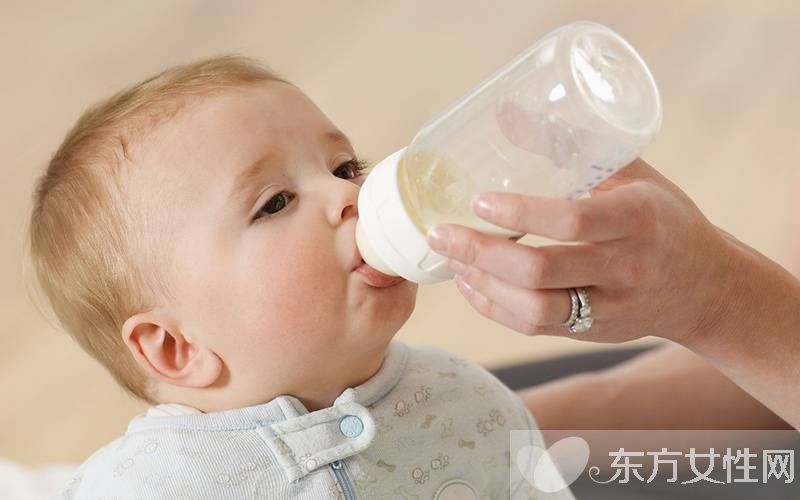 宝宝吐奶厉害的原因 这么做可有效防止宝宝吐奶哦