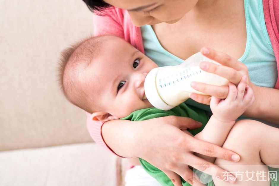 宝宝吐奶厉害的原因 这么做可有效防止宝宝吐奶哦