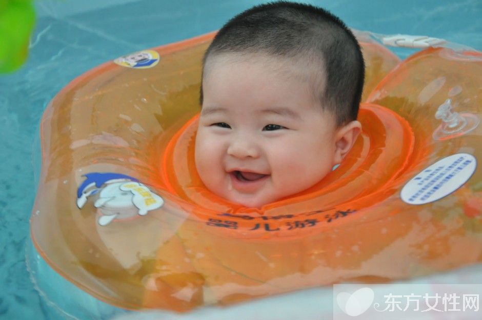 婴儿游泳的好处有哪些 新手爸妈必看