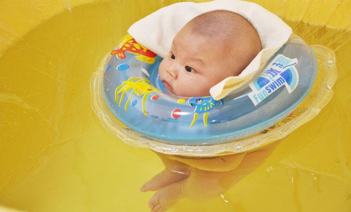 婴儿游泳的好处有哪些 新手爸妈必看