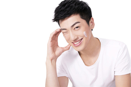 男士美容护肤妙招 减少剃须对肌肤的伤害