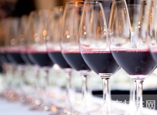 品鉴红酒时最容易犯的8个错误