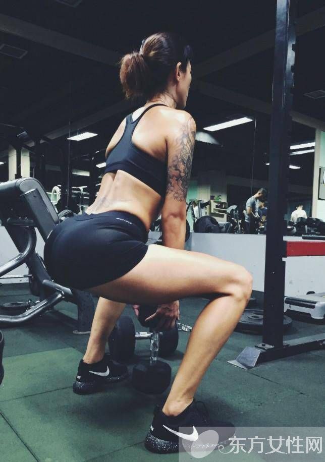 深蹲的好处和坏处 正确的深蹲动作应该是这样的