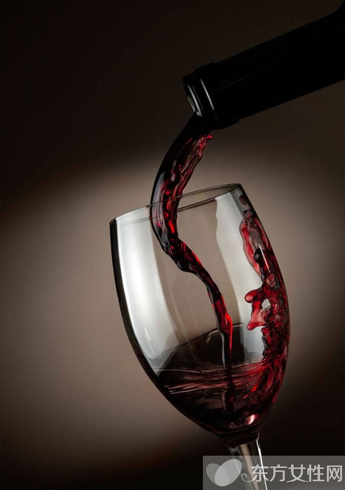喝红酒有什么好处与坏处 女人喝红酒越喝越美哦