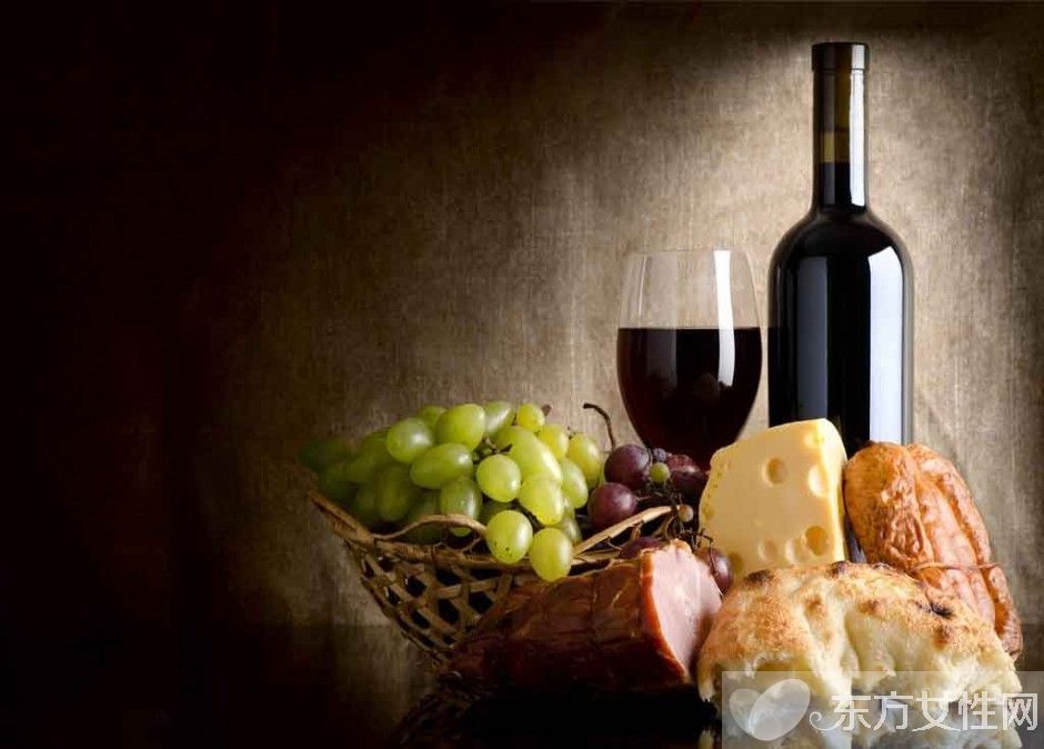 喝红酒有什么好处与坏处 女人喝红酒越喝越美哦